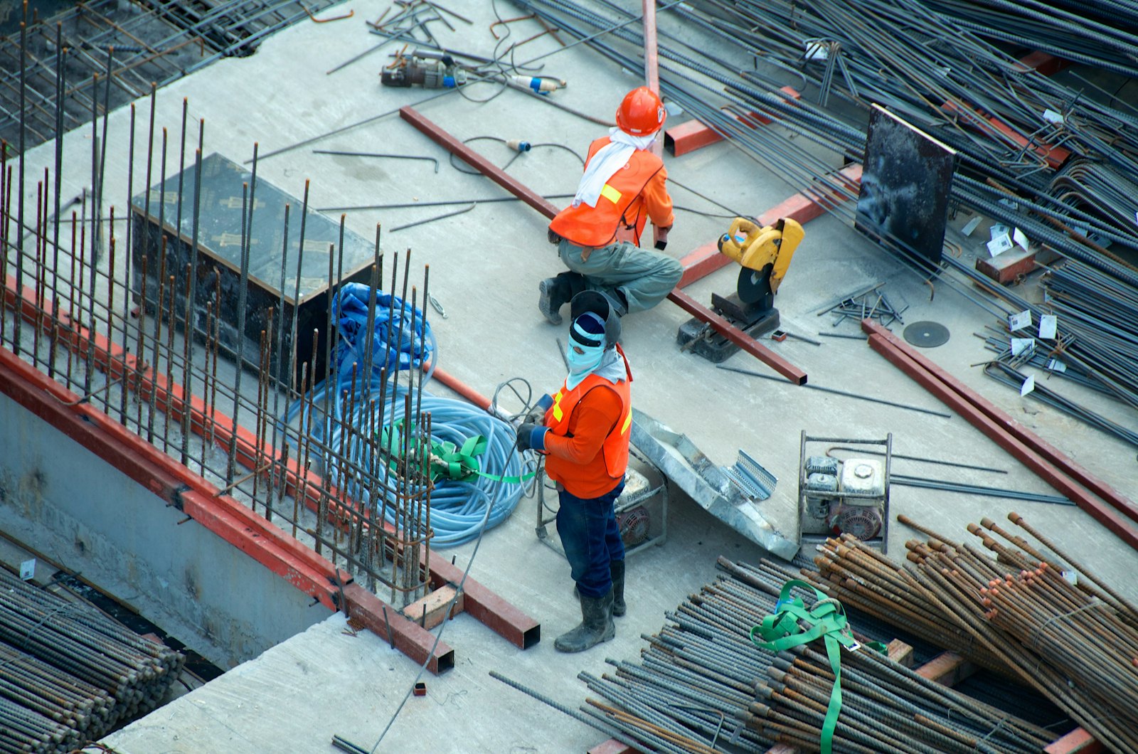 Bauarbeiter mit Schutzausrüstung auf einer Baustelle