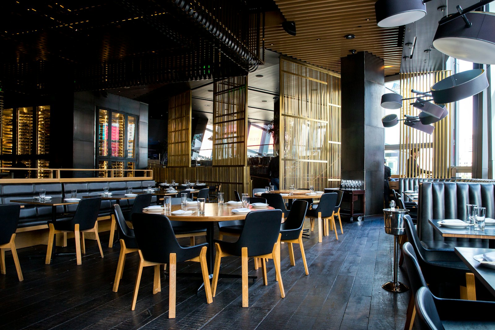 Modernes Restaurant mit Innenbereich